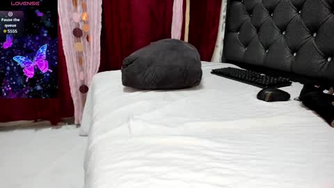 Perla Thompson online show from September 12, 2025, 8:31 pm