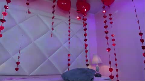 Perla online show from February 13, 2025, 7:42 pm