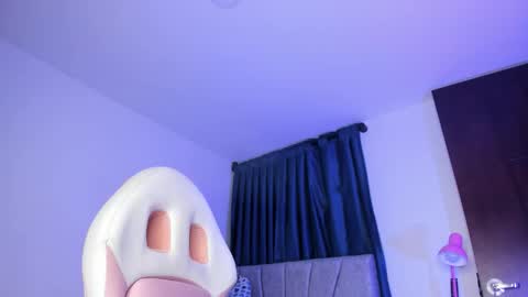 Perla online show from November 20, 2025, 11:04 pm