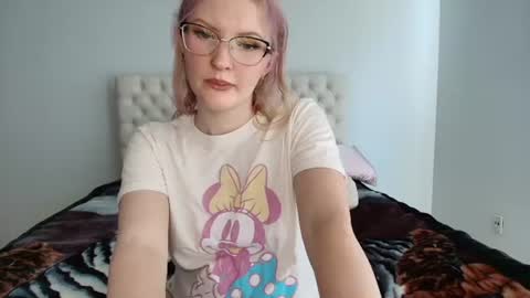 Snapshot of petite_cupcake chatting on July 8, 2026, 7:18 pm Little cupcake online show from July 8, 2026, 7:18 pm