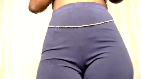 Snapshot of petite_freakette chatting on June 19, 2026, 9:29 pm Moon online show from June 19, 2026, 9:29 pm