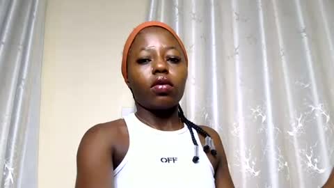 Snapshot of petite_freakette chatting on July 4, 2026, 8:26 pm Moon online show from July 4, 2026, 8:26 pm