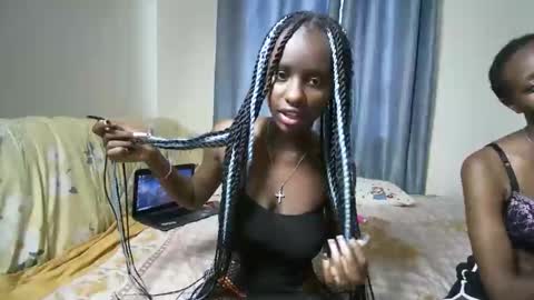 petite_funnie online show from October 31, 2025, 7:42 am