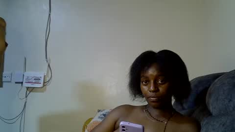 Snapshot of petite_melinda chatting on June 14, 2026, 2:24 am petite_melinda online show from June 14, 2026, 2:24 am