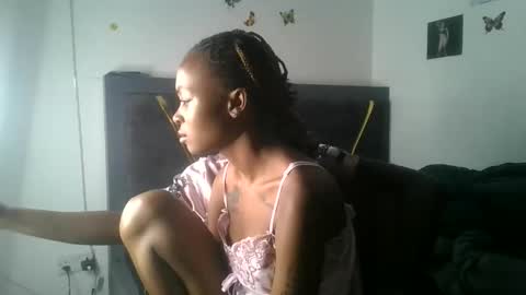 Snapshot of petite_queen69 chatting on June 10, 2026, 12:11 am petite_queen69 online show from June 10, 2026, 12:11 am