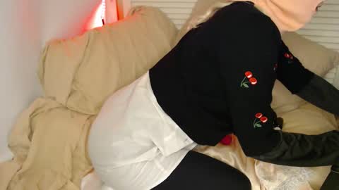 Snapshot of petitegirlypop chatting on September 28, 2025, 2:11 pm petitegirlypop online show from September 28, 2025, 2:11 pm