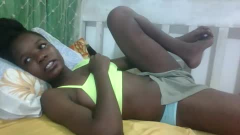 petitesweetchiq online show from October 1, 2025, 10:05 pm