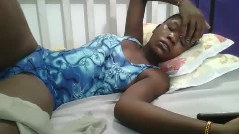 petitesweetchiq online show from December 19, 2025, 11:01 pm