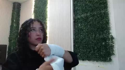 Snapshot of pettymoon chatting on November 3, 2025, 2:18 pm Moon online show from November 3, 2025, 2:18 pm