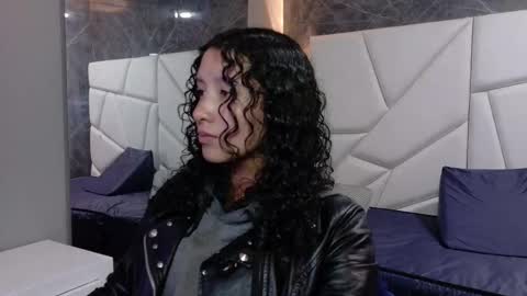 Snapshot of pettymoon chatting on December 2, 2025, 11:37 am Moon online show from December 2, 2025, 11:37 am