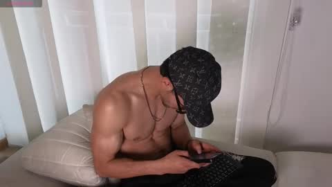 Snapshot of phantom_bigger1 chatting on September 15, 2025, 1:33 pm phantom_bigger1 online show from September 15, 2025, 1:33 pm