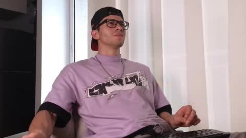 Snapshot of phantom_bigger1 chatting on September 24, 2025, 1:03 pm phantom_bigger1 online show from September 24, 2025, 1:03 pm