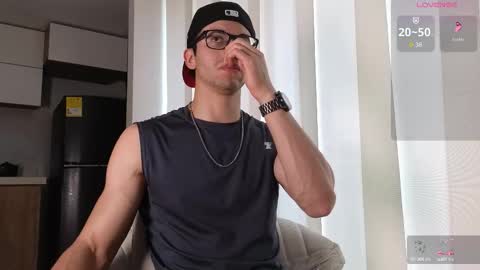 Snapshot of phantom_bigger1 chatting on October 9, 2025, 12:58 pm phantom_bigger1 online show from October 9, 2025, 12:58 pm