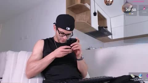 Snapshot of phantom_bigger1 chatting on October 16, 2025, 2:07 pm phantom_bigger1 online show from October 16, 2025, 2:07 pm