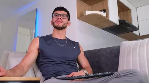 Snapshot of phantom_bigger1 chatting on November 4, 2025, 1:43 pm phantom_bigger1 online show from November 4, 2025, 1:43 pm