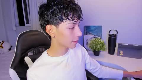 Snapshot of philipe_moonlight_ chatting on October 17, 2025, 4:59 am Phil. INDEPENDENT MODEL online show from October 17, 2025, 4:59 am