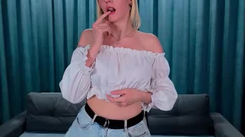 Snapshot of phyllisprice chatting on March 4, 2026, 3:51 pm Anna online show from March 4, 2026, 3:51 pm