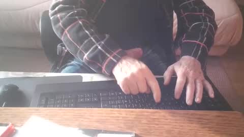 Snapshot of piavola chatting on May 2, 2026, 5:23 am piavola online show from May 2, 2026, 5:23 am