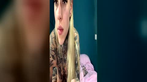 PinaFox online show from April 25, 2026, 11:46 am