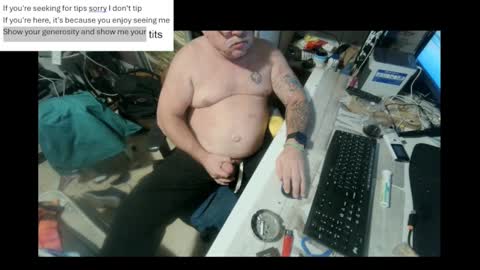 Snapshot of pini_z chatting on January 17, 2025, 5:30 pm pini_z online show from January 17, 2025, 5:30 pm