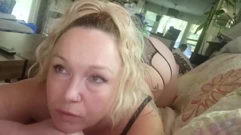 Snapshot of pinkandjuicey chatting on April 24, 2026, 8:44 pm pinkandjuicey online show from April 24, 2026, 8:44 pm