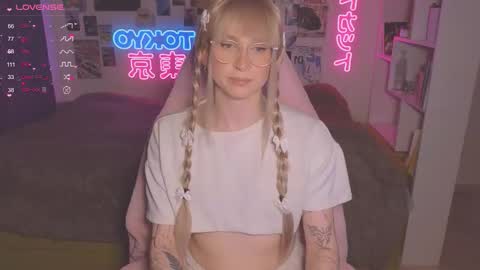 pinkvenom_ online show from October 9, 2025, 4:49 pm