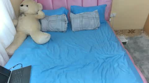 Snapshot of pinkysmiles chatting on November 17, 2025, 12:11 pm Pinky online show from November 17, 2025, 12:11 pm