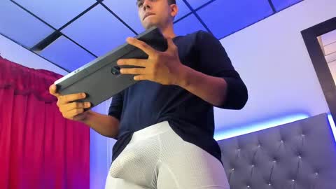 Snapshot of pipe_320 chatting on February 24, 2025, 12:52 am pipe_320 online show from February 24, 2025, 12:52 am