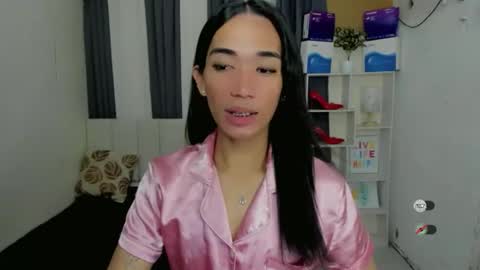 pixiedoll_ online show from December 19, 2025, 6:04 pm