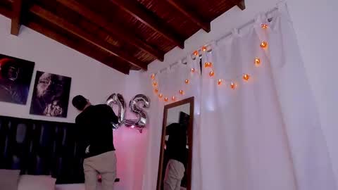 Snapshot of pleasure_vibes023 chatting on February 14, 2025, 9:32 pm JUAN AND JULI online show from February 14, 2025, 9:32 pm