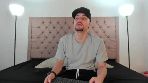 Snapshot of pleasure_vibes023 chatting on February 23, 2025, 11:44 am JUAN AND JULI online show from February 23, 2025, 11:44 am