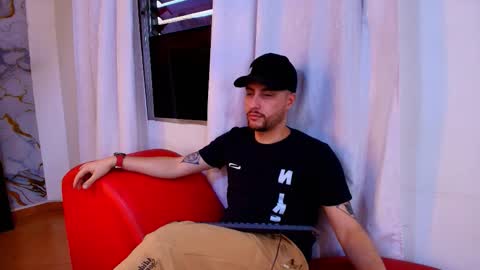 Snapshot of pleasure_vibes023 chatting on October 15, 2025, 10:32 pm JUAN AND JULI online show from October 15, 2025, 10:32 pm