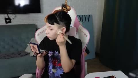 Candytrain online show from November 23, 2025, 1:33 pm