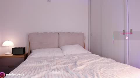 Polly online show from September 19, 2025, 3:02 pm