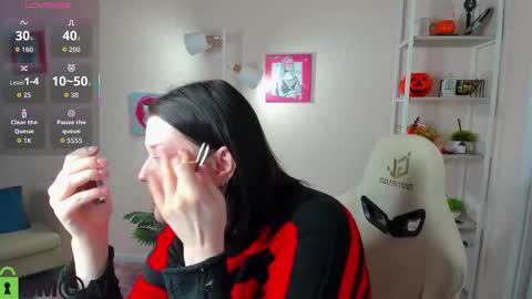 Polly online show from November 26, 2025, 3:35 pm