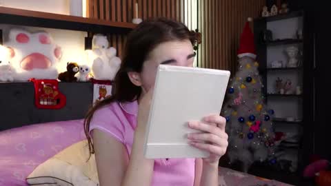 Polly online show from December 15, 2025, 7:34 am