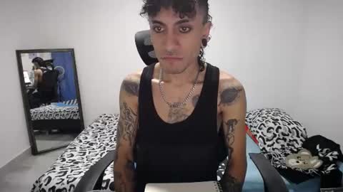 Snapshot of present_the_magic chatting on July 9, 2026, 11:36 am Plux online show from July 9, 2026, 11:36 am