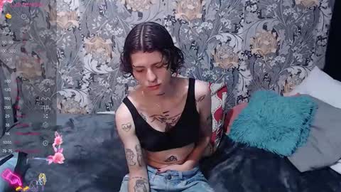 Snapshot of pretty_cristal22 chatting on May 24, 2026, 12:32 pm pretty_cristal22 online show from May 24, 2026, 12:32 pm