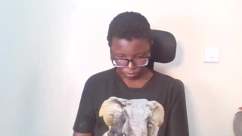 pretty_kemmy online show from September 19, 2025, 8:09 pm