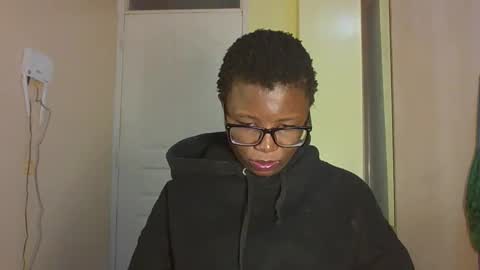 pretty_kemmy online show from October 10, 2025, 5:34 pm