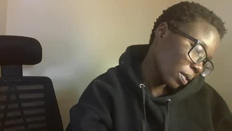 pretty_kemmy online show from October 11, 2025, 5:55 pm
