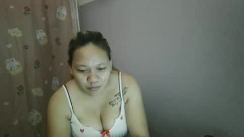 pretty_lyn08 online show from May 3, 2026, 5:52 pm