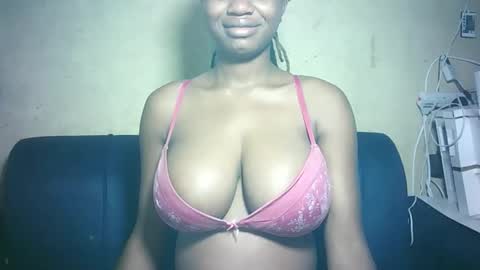 pretty_milan online show from December 19, 2025, 10:06 pm