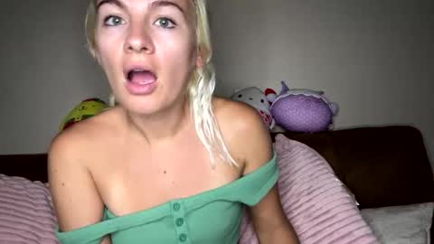 Snapshot of prettybabypetite chatting on October 28, 2025, 2:37 am Missy  Jack online show from October 28, 2025, 2:37 am