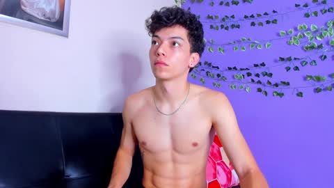 Snapshot of prettybunnies08 chatting on January 29, 2025, 6:39 pm Enzo Denis online show from January 29, 2025, 6:39 pm