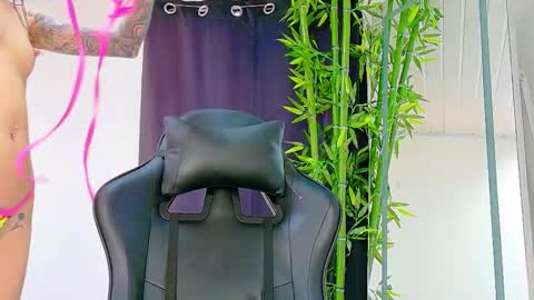 Snapshot of prettybunnies08 chatting on November 28, 2025, 4:42 pm Enzo Denis online show from November 28, 2025, 4:42 pm