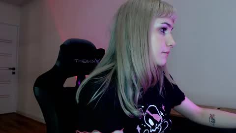 18 y.o online show from February 21, 2025, 7:32 pm