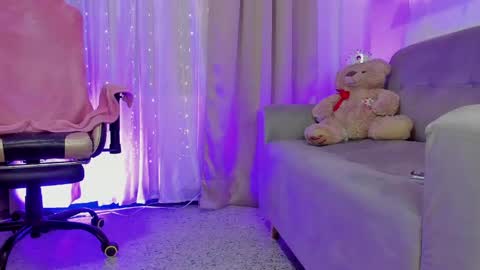    INDEPENDENT MODEL online show from April 16, 2026, 9:39 pm