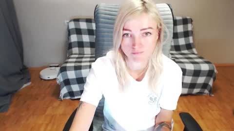 Polly online show from November 19, 2025, 3:28 am