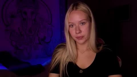 Snapshot of pureeangel chatting on March 4, 2026, 8:15 pm Megan online show from March 4, 2026, 8:15 pm